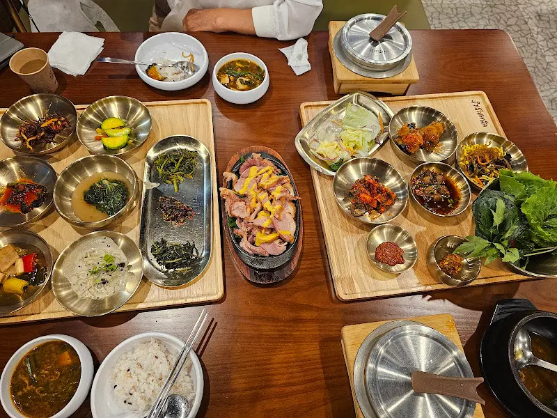 한상 가득 차려진 음식