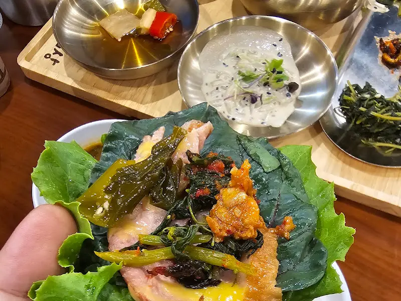 쌈을 싸서 먹는 모습