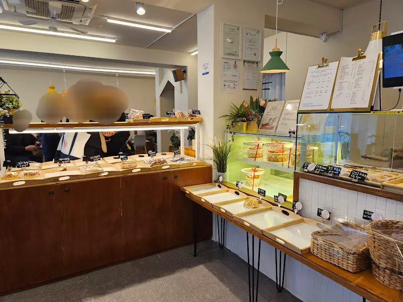 다양한 빵이 진열된 모습