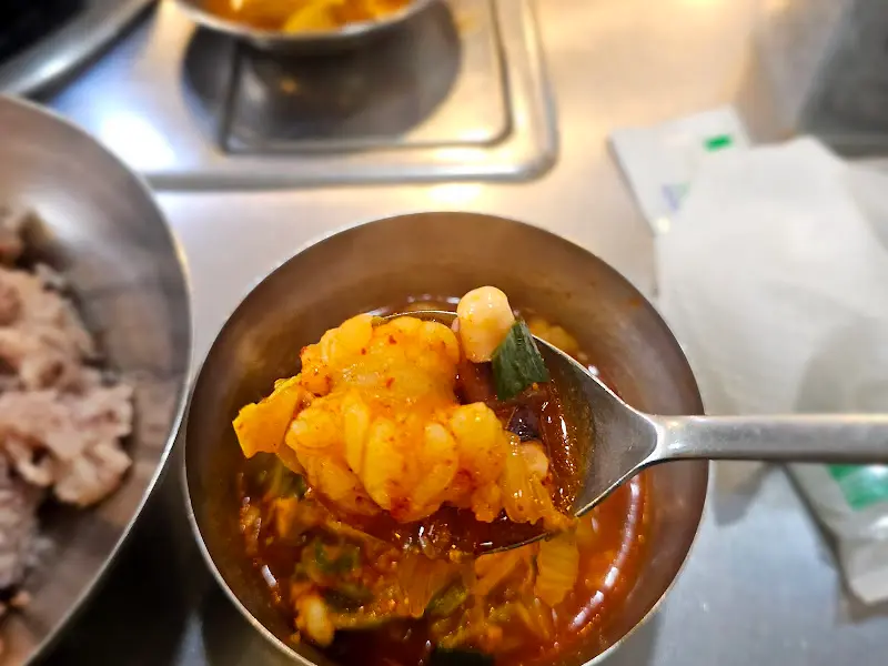 한 숟갈 크게 떠서 냠!