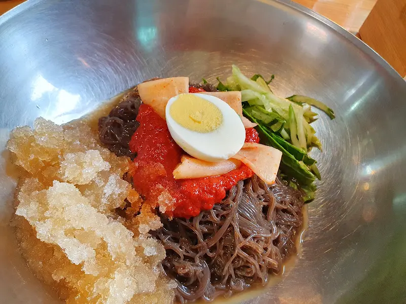 정갈하게 담겨 나온 칡냉면