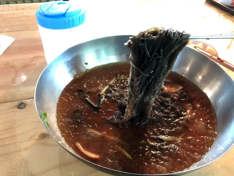 젓가락으로 칡냉면을 들어올린 모습