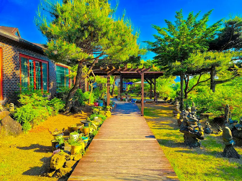 식당으로 향하는 아름다운 길