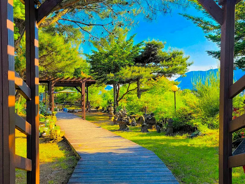 푸른 하늘과 아름다운 정원