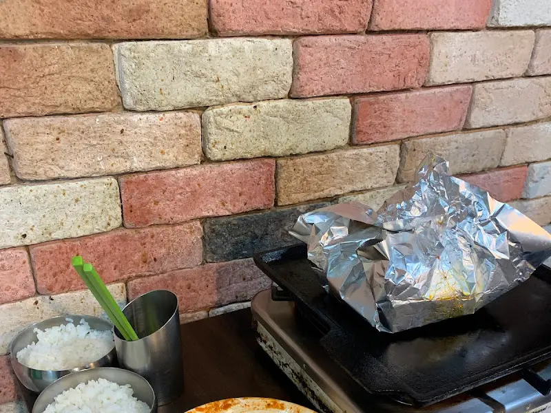 벽돌로 마감된 외관