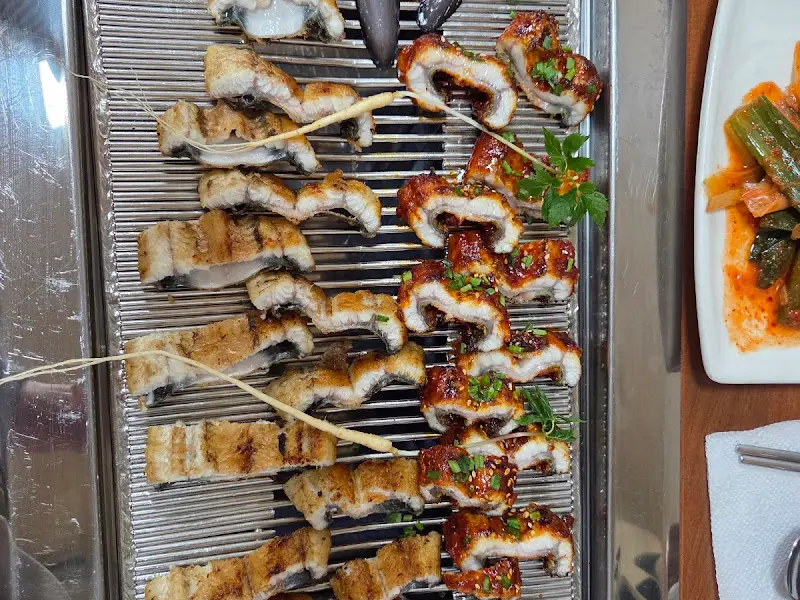 숯불 위에서 익어가는 장어