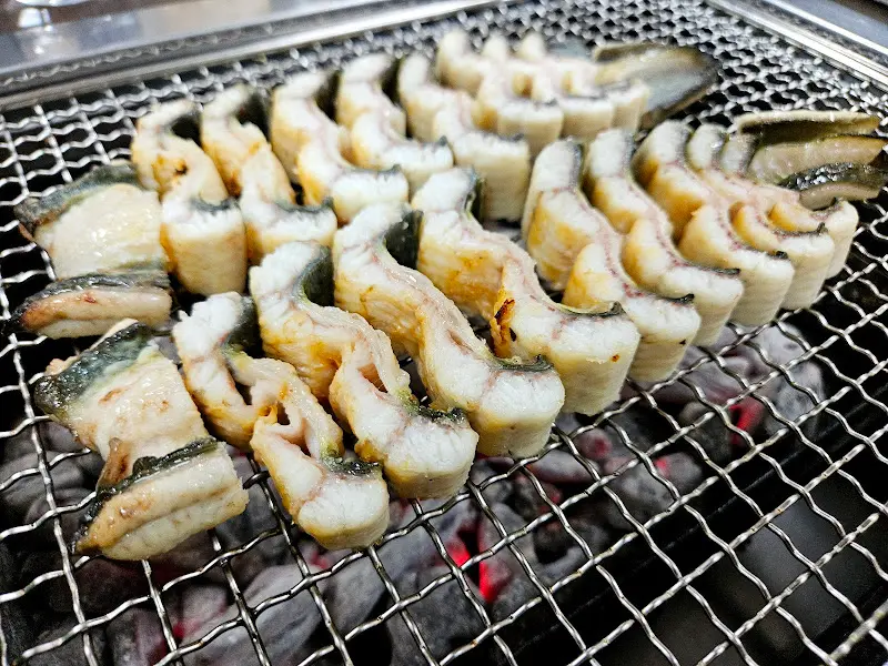 숯불 위 장어 구이