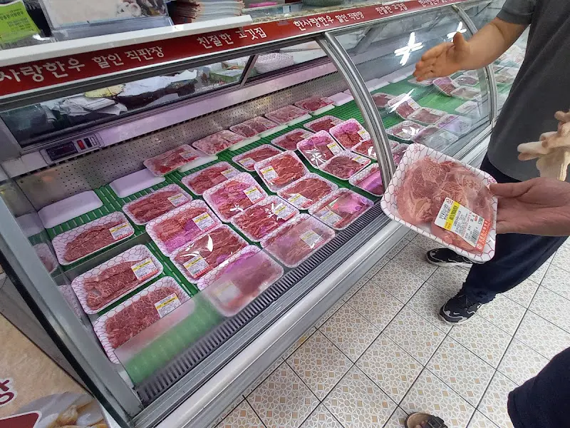 정육점 쇼케이스 안의 고기들