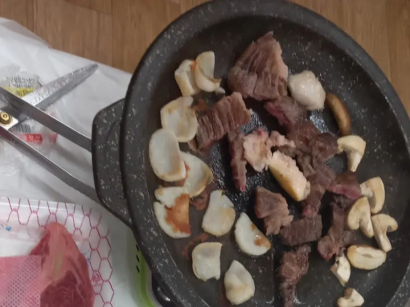 불판 위에서 익어가는 장흥삼합