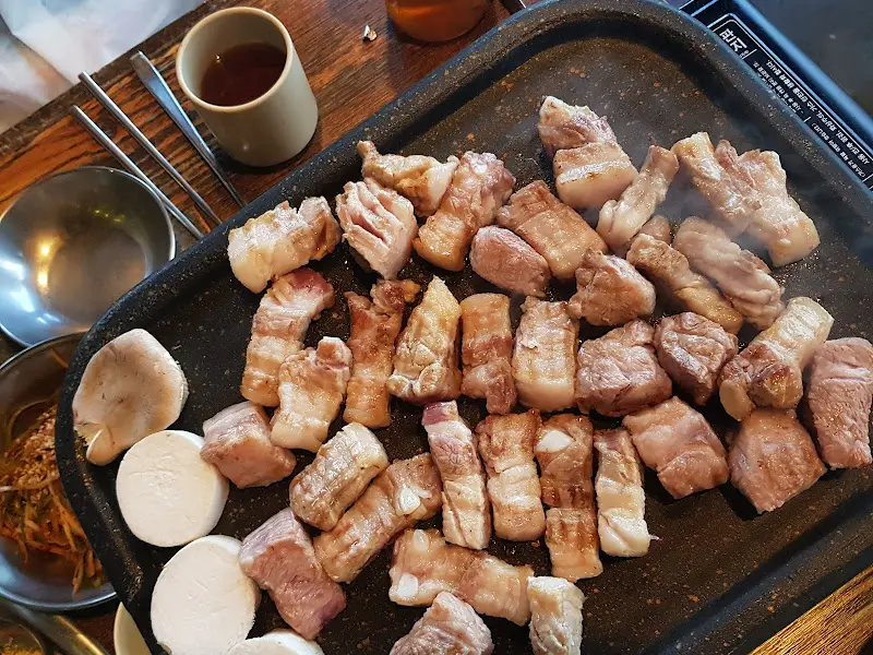 불판 위에서 익어가는 숙성 삼겹살