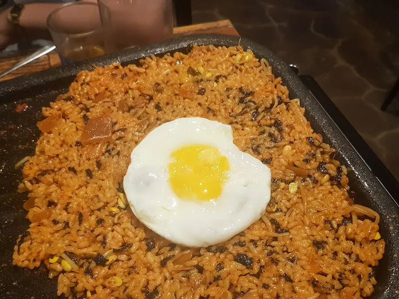 볶음밥 위에 올려진 계란 프라이