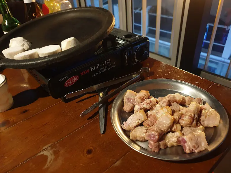 삼겹살과 함께 구워지는 버섯