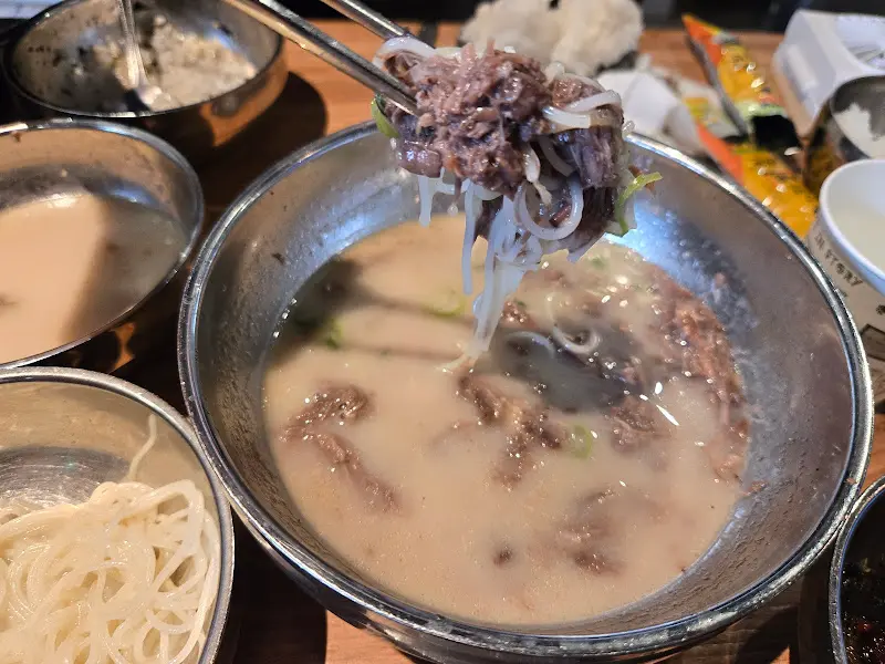 젓가락으로 고기를 들어올리는 모습