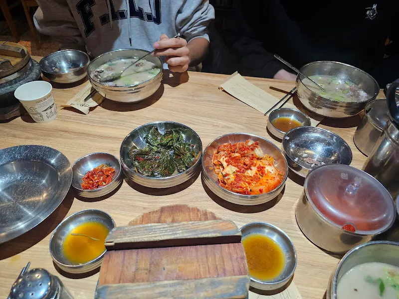 설렁탕을 먹는 모습