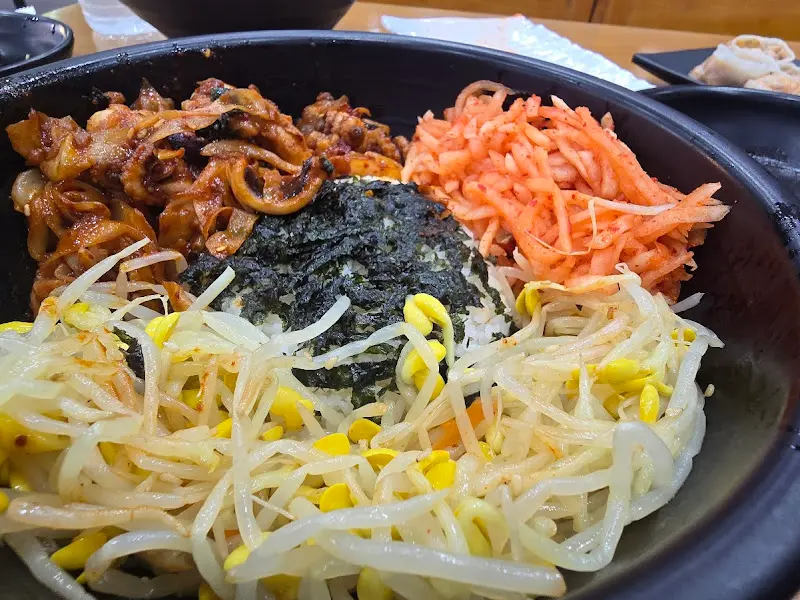 다채로운 색감의 쭈꾸미 비빔밥