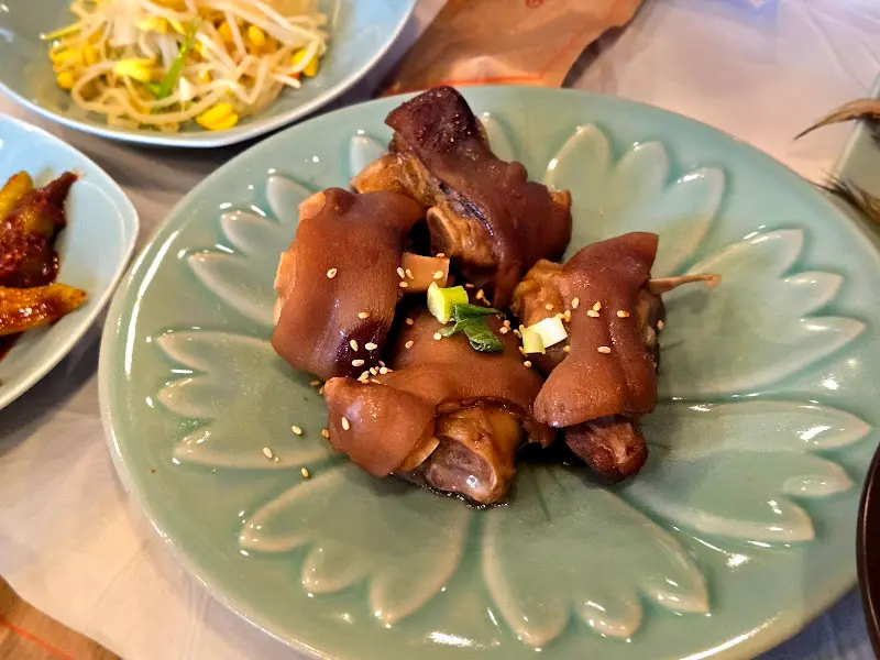 윤기가 흐르는 족발