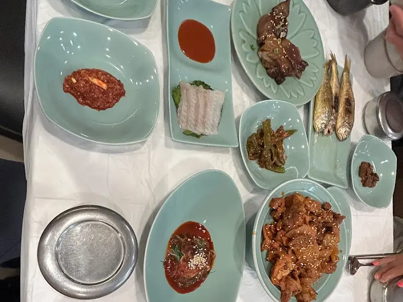 다양한 반찬들이 가득한 테이블