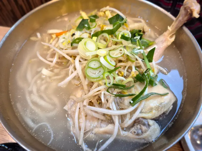 푸짐한 닭칼국수 한 그릇