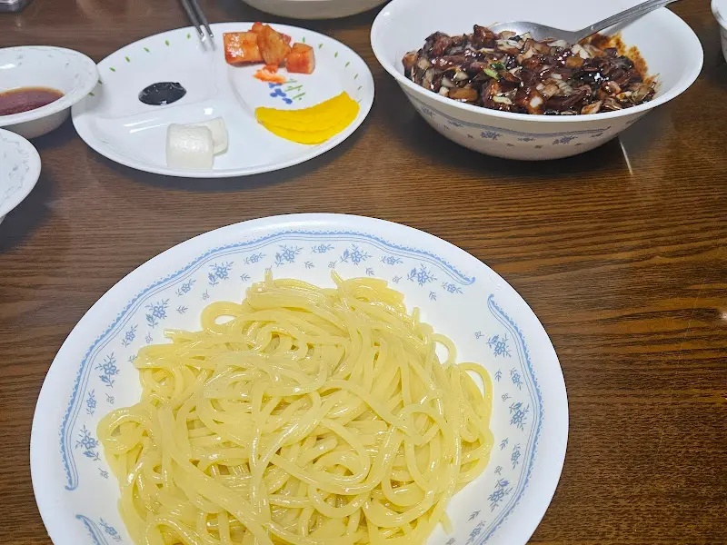 짜장면과 기본 반찬