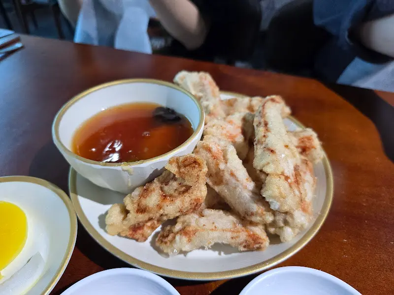 새콤달콤한 소스가 뿌려진 탕수육