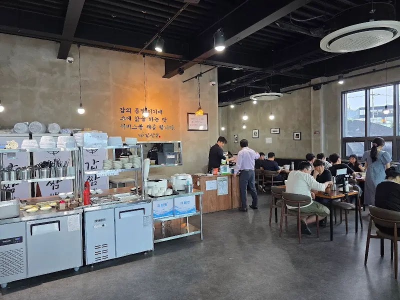 넓고 깔끔한 식당 내부 모습