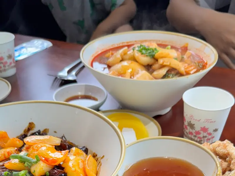 갑오징어 짬뽕, 짜장면, 탕수육이 놓인 테이블 전경