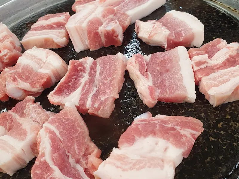 불판 위에 올려진 신선한 삼겹살