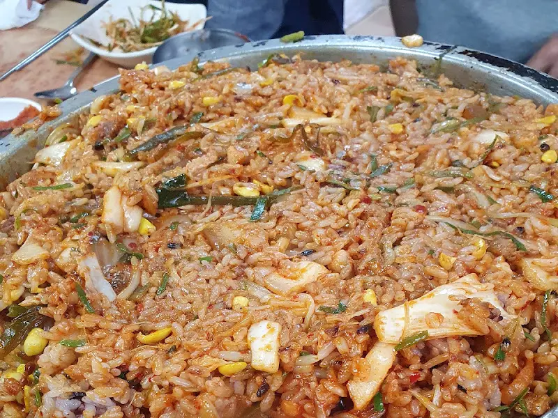 김치, 밥, 김가루 등이 어우러진 볶음밥