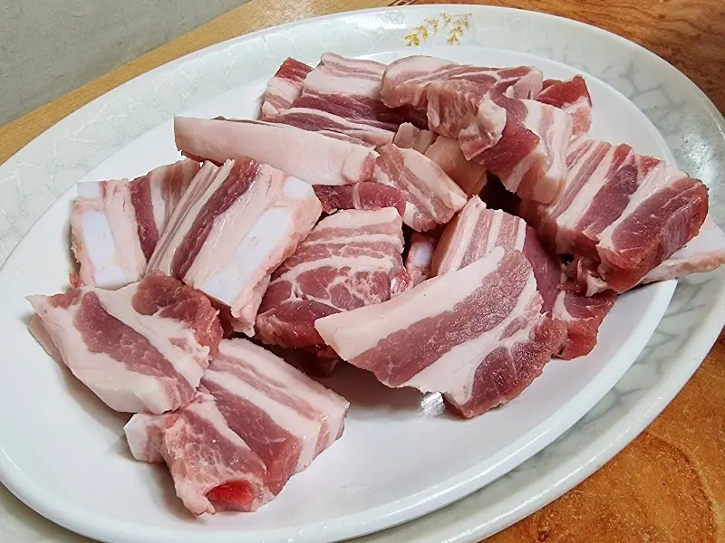 접시에 담겨 나온 삼겹살