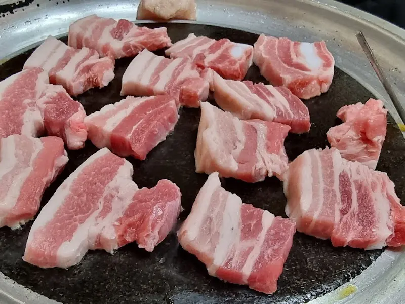 불판 위에 올려진 삼겹살