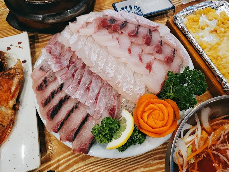 싱싱한 모듬회와 다양한 곁들임