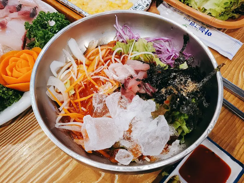 다채로운 채소와 회가 어우러진 물회