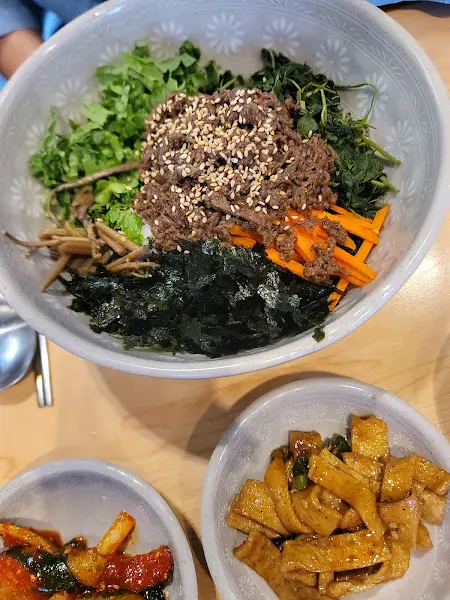 다채로운 비빔밥 재료