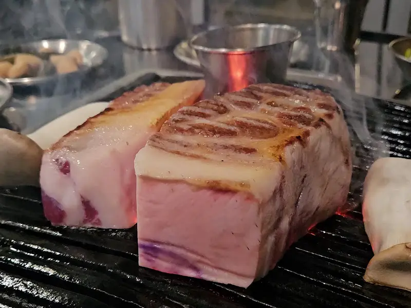 두툼한 고기가 구워지기 전의 모습