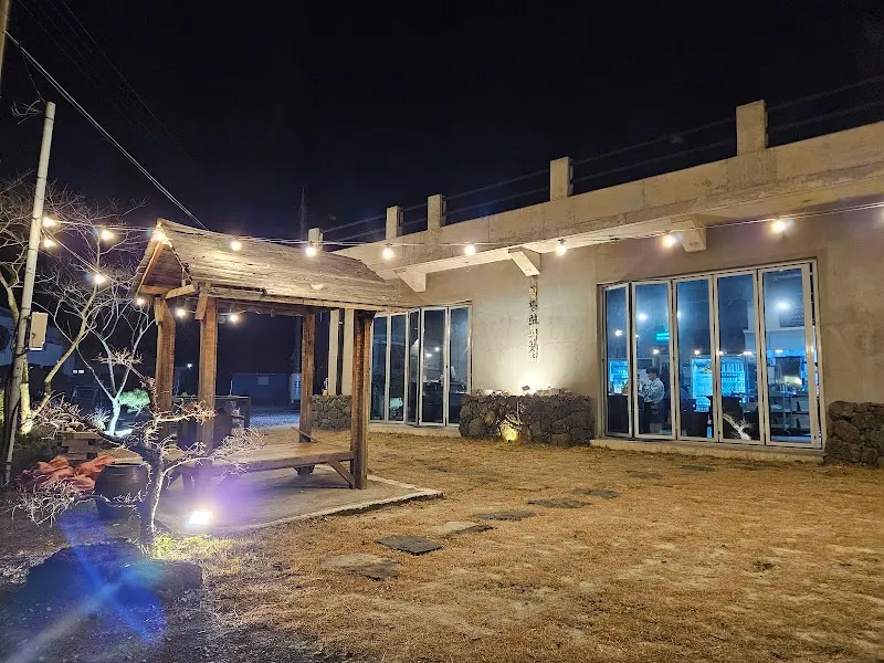 밤에 찍은 월고집 외부 사진