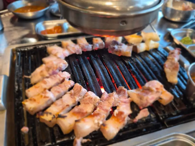 불판 위에 올려진 고기