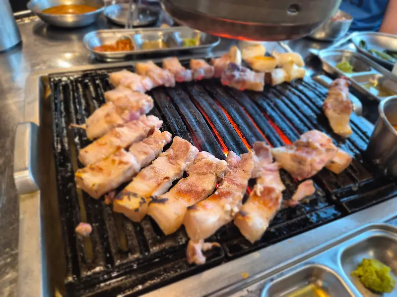 고기와 곁들여 먹는 반찬들