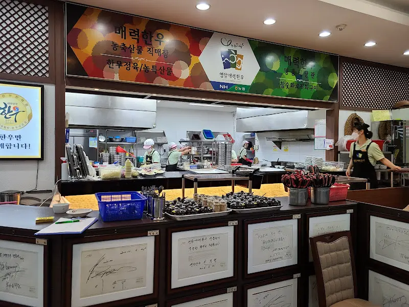 오픈형 주방으로 청결함을 더한 내부