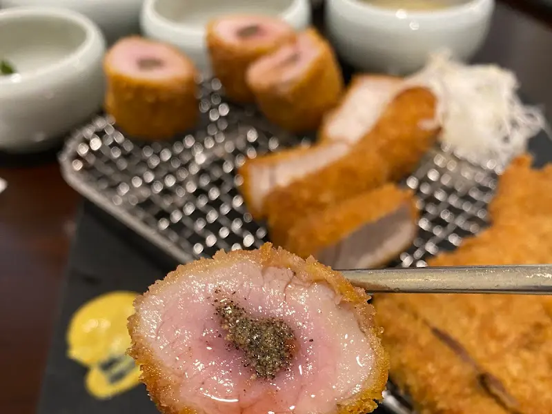 젓가락으로 롤카츠를 들어올리는 모습