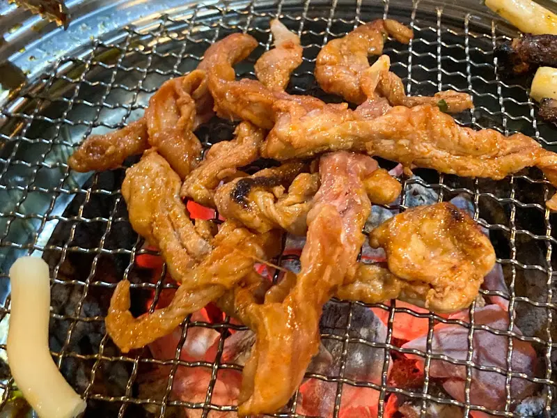 숯불 위에 올려진 닭목살