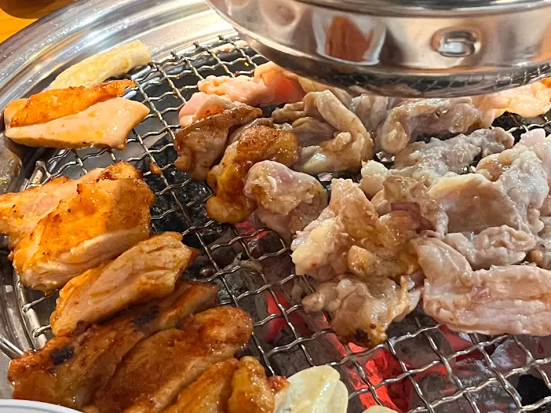 숯불 위에서 구워지는 닭갈비