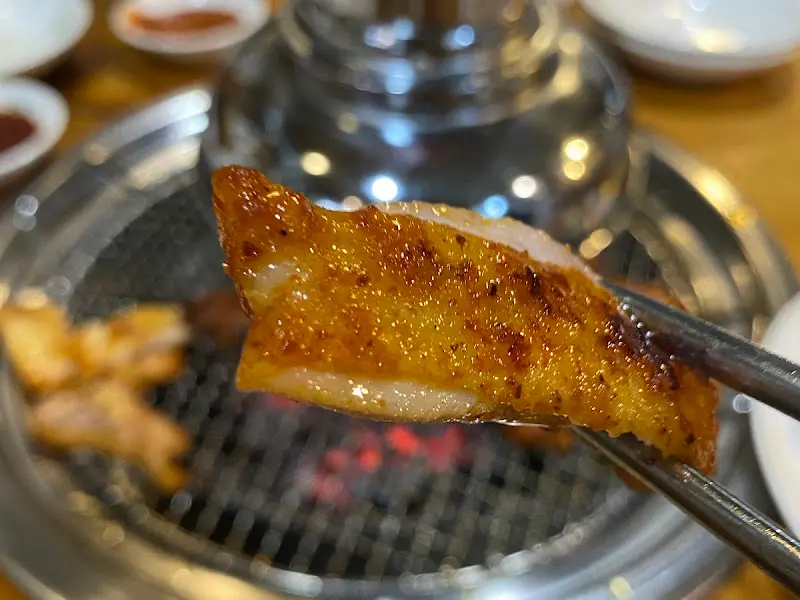 집게로 닭갈비를 들어올린 모습