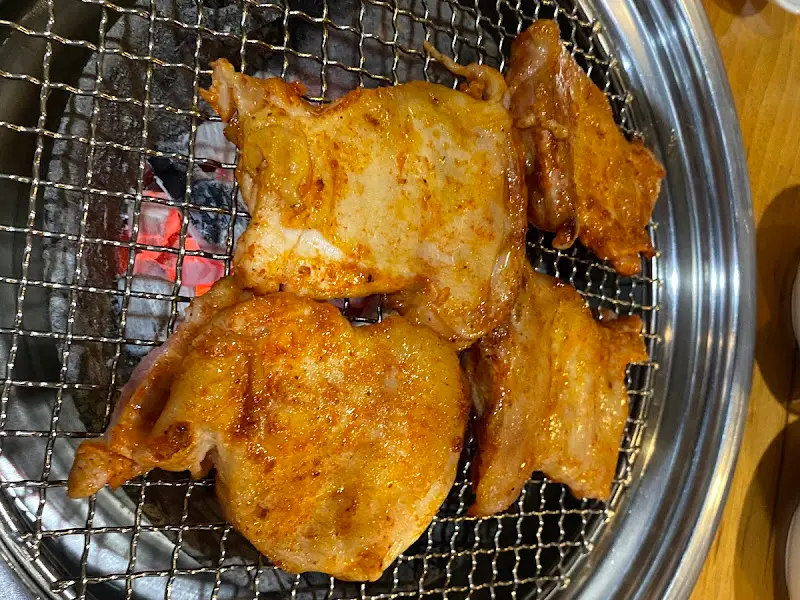 숯불 위에서 익어가는 닭갈비