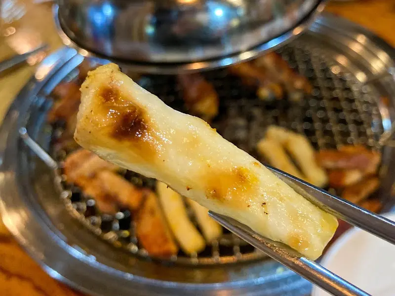 숯불에 구워진 떡