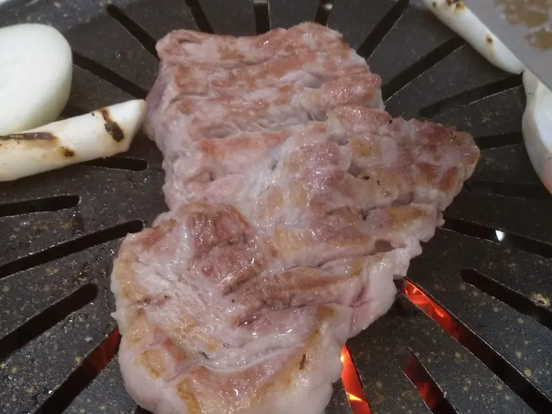 숯불 위에 구워지는 목살