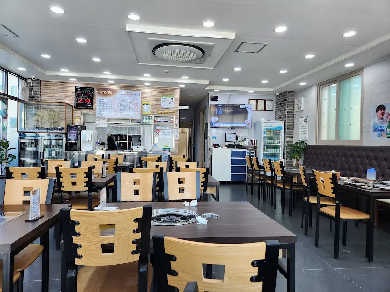 넓고 깨끗한 식당 내부