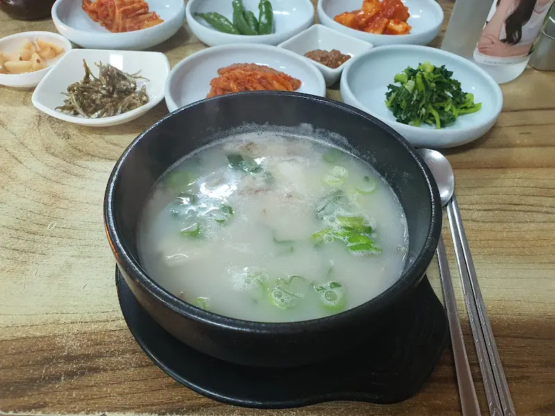 푸짐하게 차려진 밑반찬
