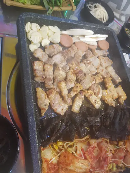 불판 위에서 익어가는 삼겹살