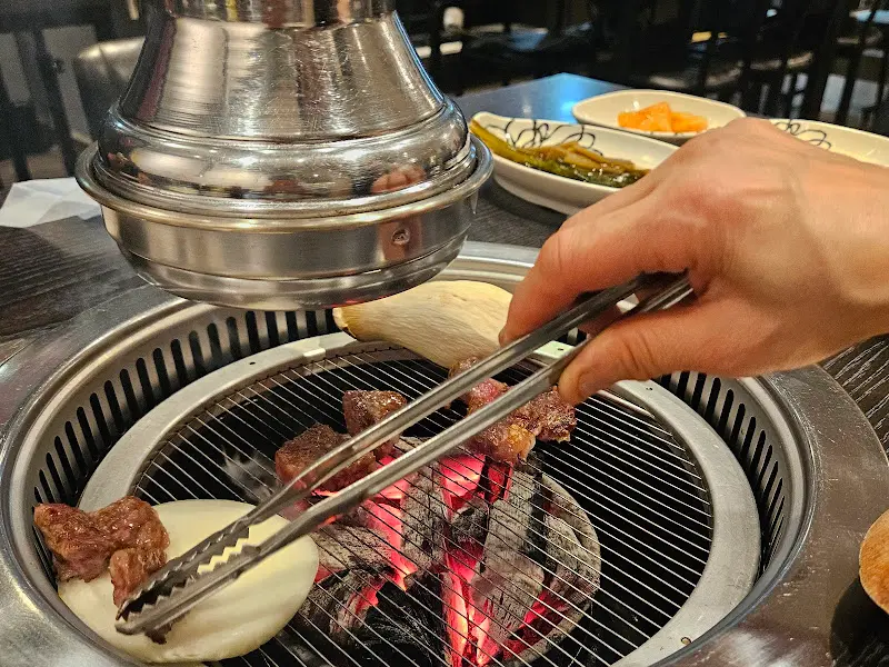 숯불 위에서 익어가는 한우