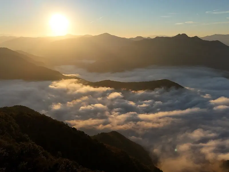 운해 위로 떠오르는 태양